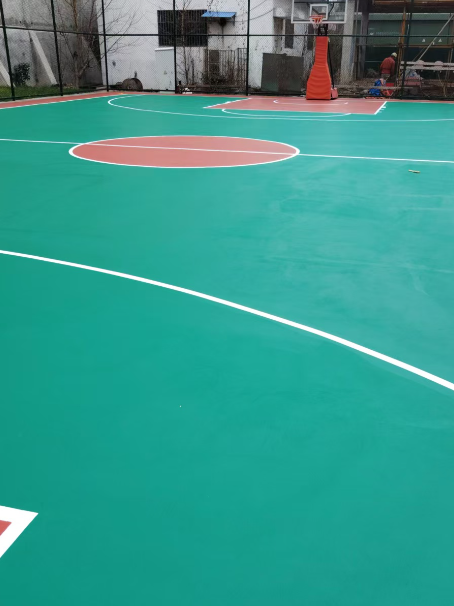 昆玉 球场长期使用易出现地面开裂